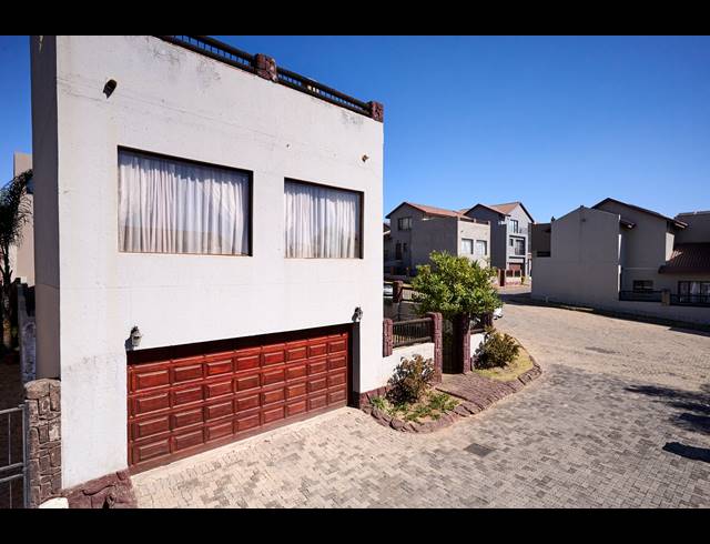 5 BEDROOM CLUSTER FOR SALE IN BARBEQUE DOWNS